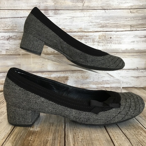 clarks low heel pumps